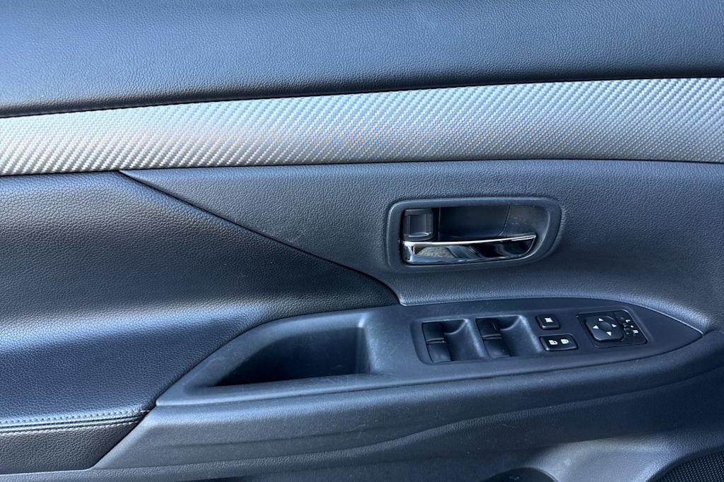 Thumbnail: 2015 Mitsubishi Outlander - 21