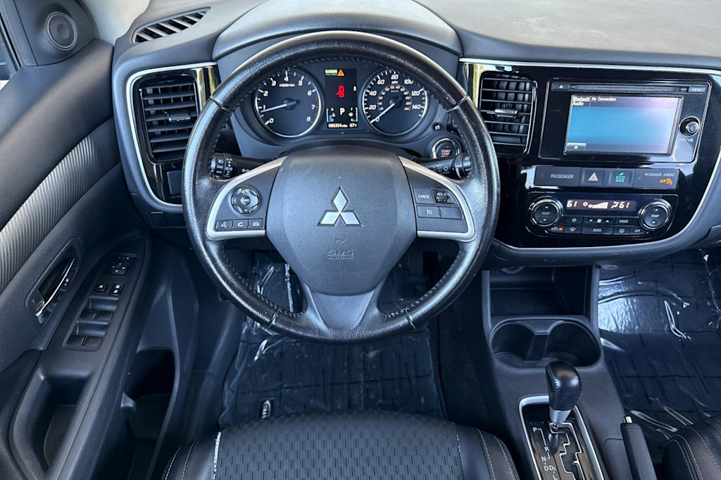 Thumbnail: 2015 Mitsubishi Outlander - 11
