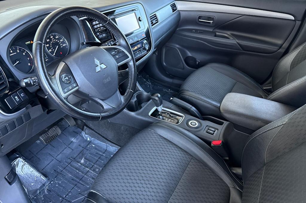 Thumbnail: 2015 Mitsubishi Outlander - 9