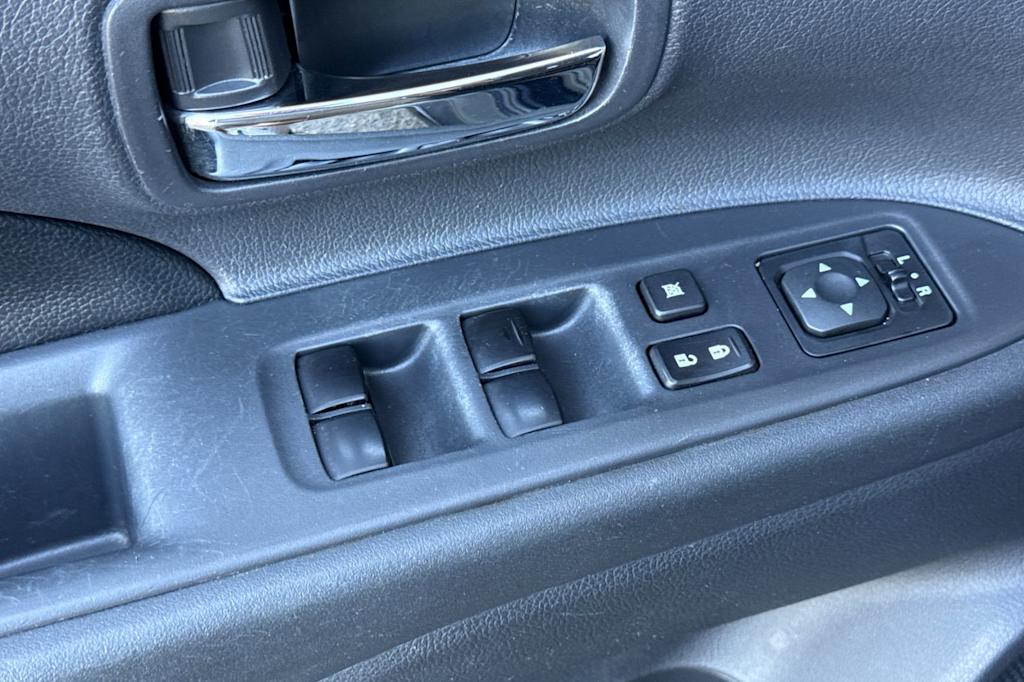 Thumbnail: 2015 Mitsubishi Outlander - 22