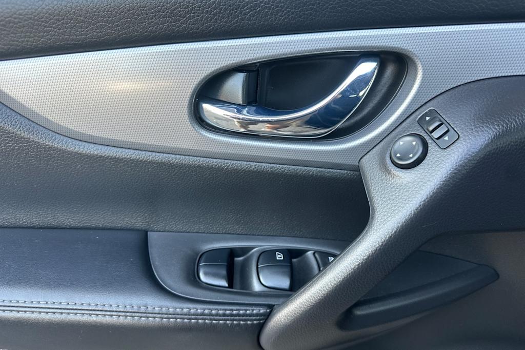 Thumbnail: 2020 Nissan Rogue Sport - 21
