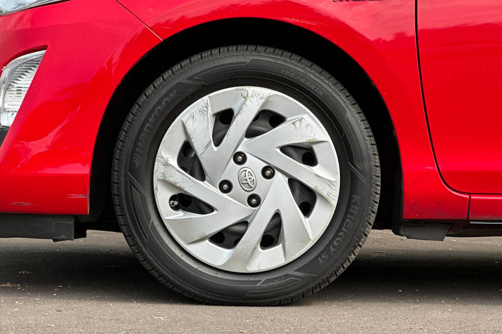 Thumbnail: 2016 Toyota Prius c - 8