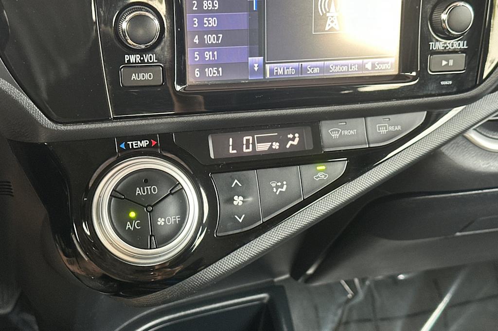 Thumbnail: 2016 Toyota Prius c - 24