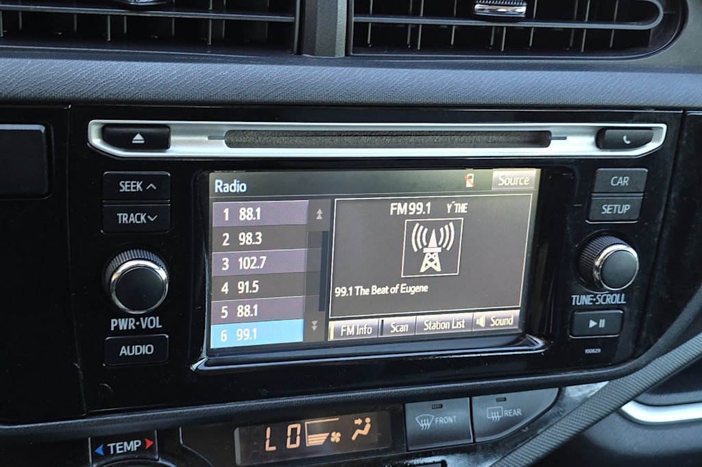 Thumbnail: 2016 Toyota Prius c - 14