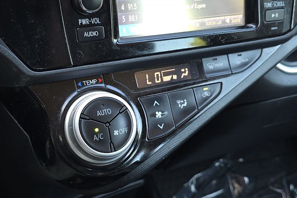 Thumbnail: 2016 Toyota Prius c - 23