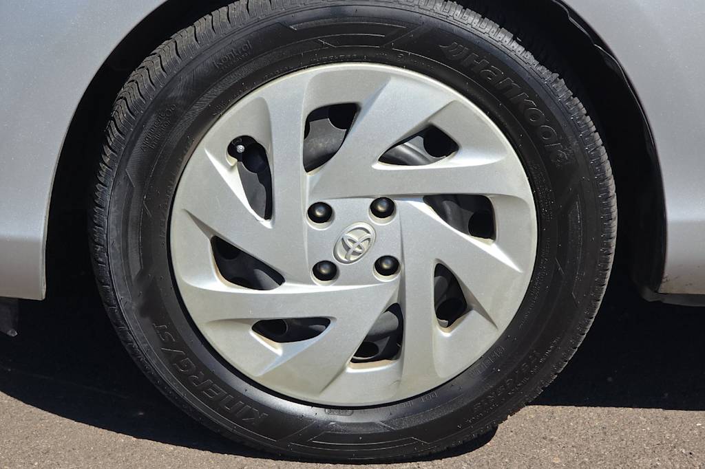 Thumbnail: 2016 Toyota Prius c - 8