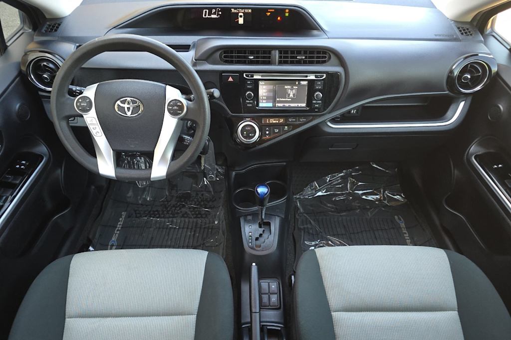 Thumbnail: 2016 Toyota Prius c - 2