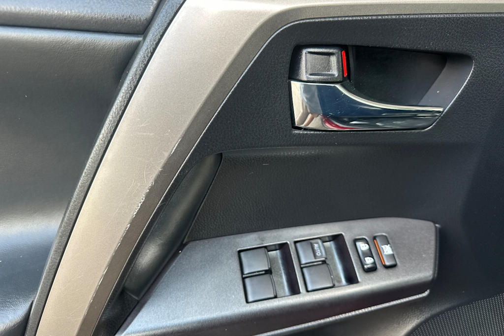 Thumbnail: 2018 Toyota RAV4 - 21