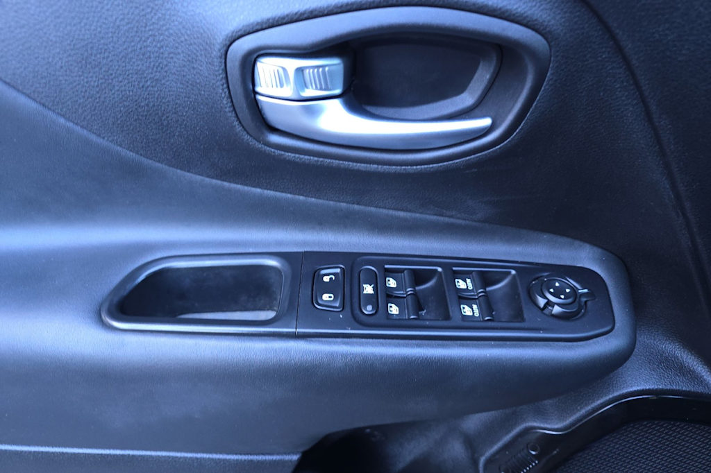 Thumbnail: 2017 Jeep Renegade - 21
