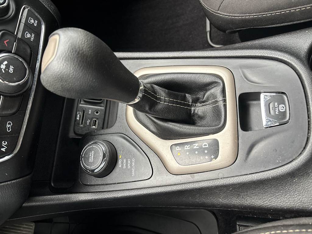 Thumbnail: 2017 Jeep Cherokee - 13