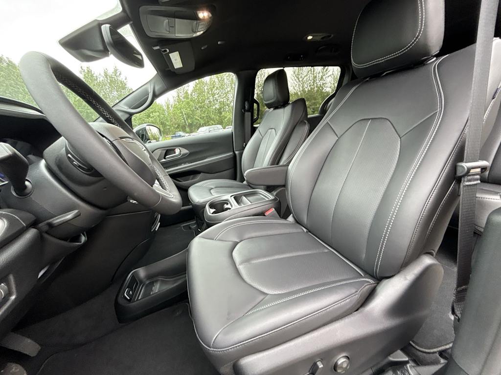Thumbnail: 2027 Chrysler Pacifica - 10