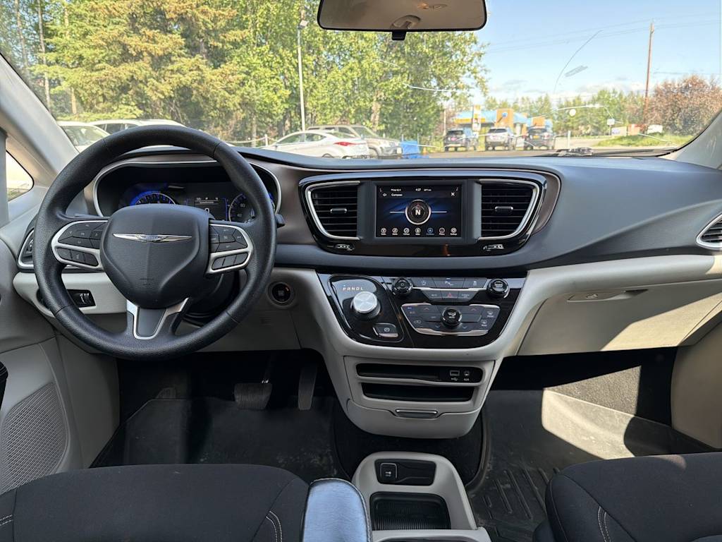 Thumbnail: 2020 Chrysler Voyager - 8