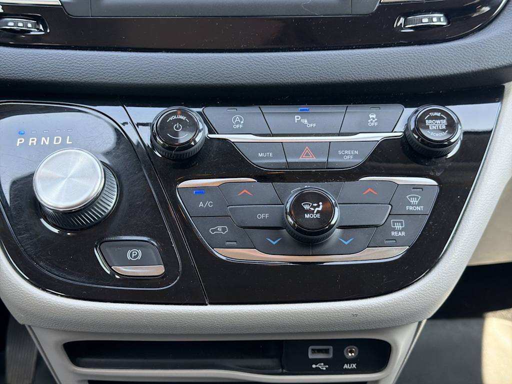 Thumbnail: 2020 Chrysler Voyager - 22