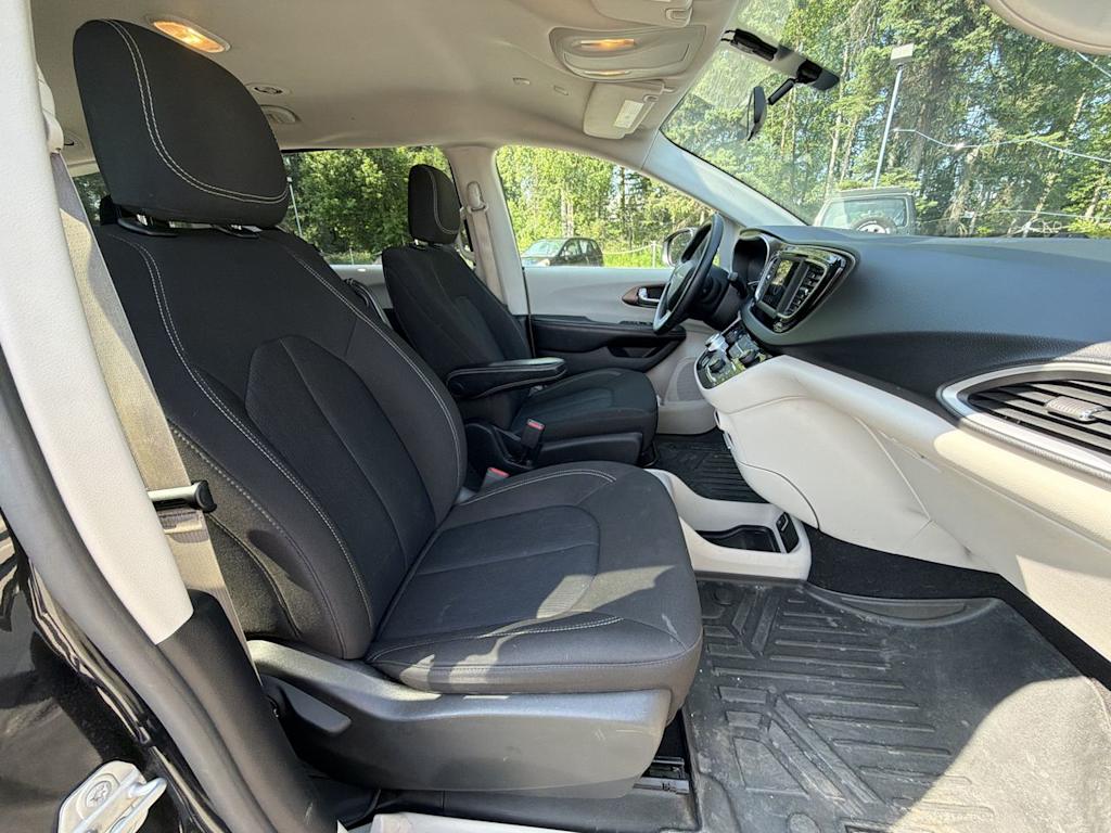 Thumbnail: 2020 Chrysler Voyager - 10