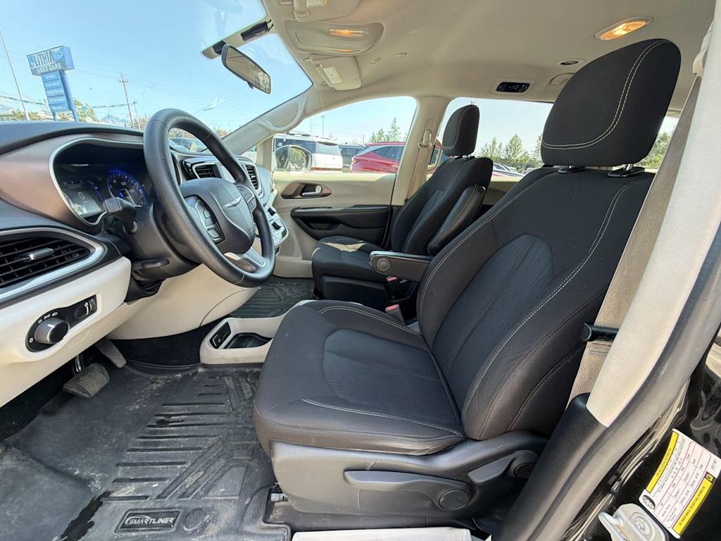 Thumbnail: 2020 Chrysler Voyager - 9