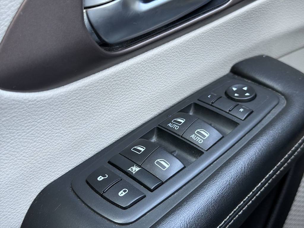 Thumbnail: 2020 Chrysler Voyager - 18