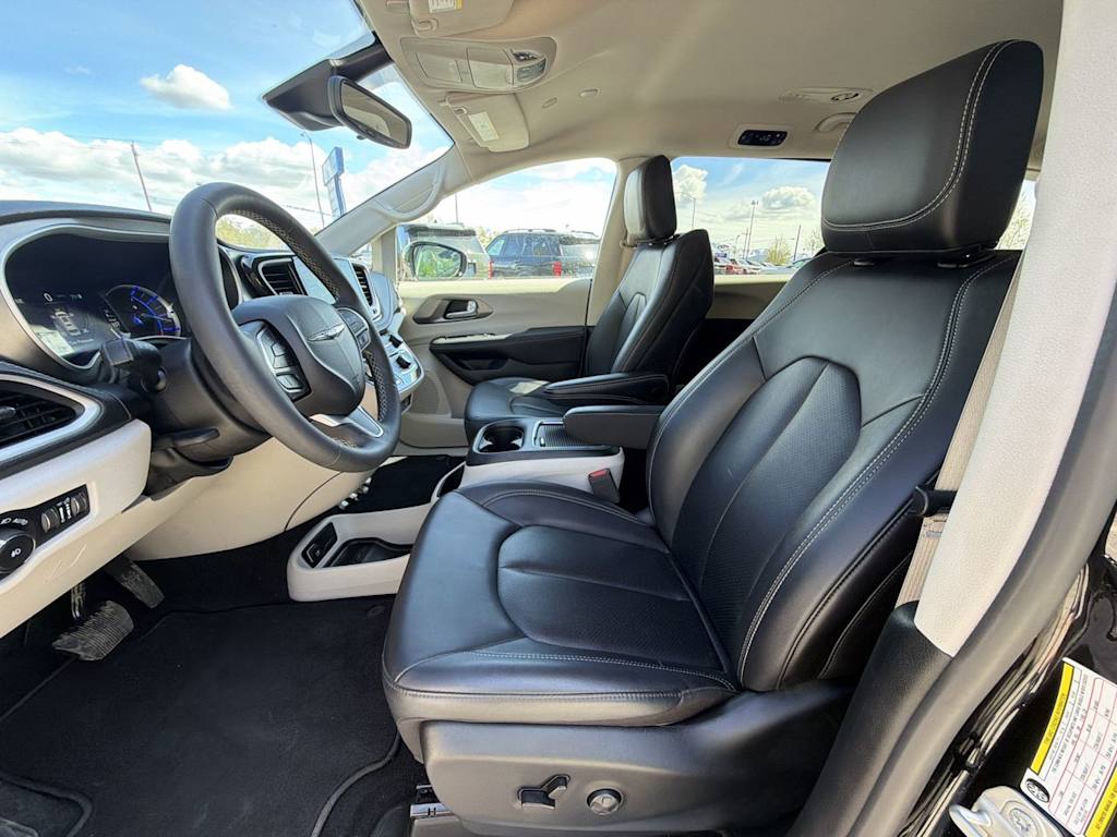 Thumbnail: 2024 Chrysler Pacifica - 8