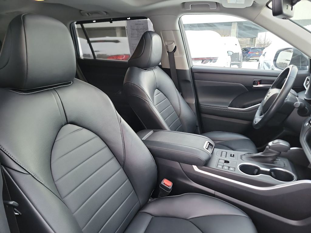 Thumbnail: 2023 Toyota Highlander - 11