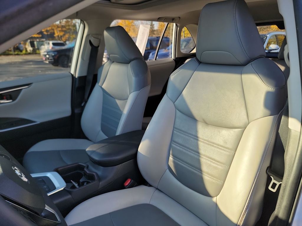 Thumbnail: 2021 Toyota RAV4 - 9