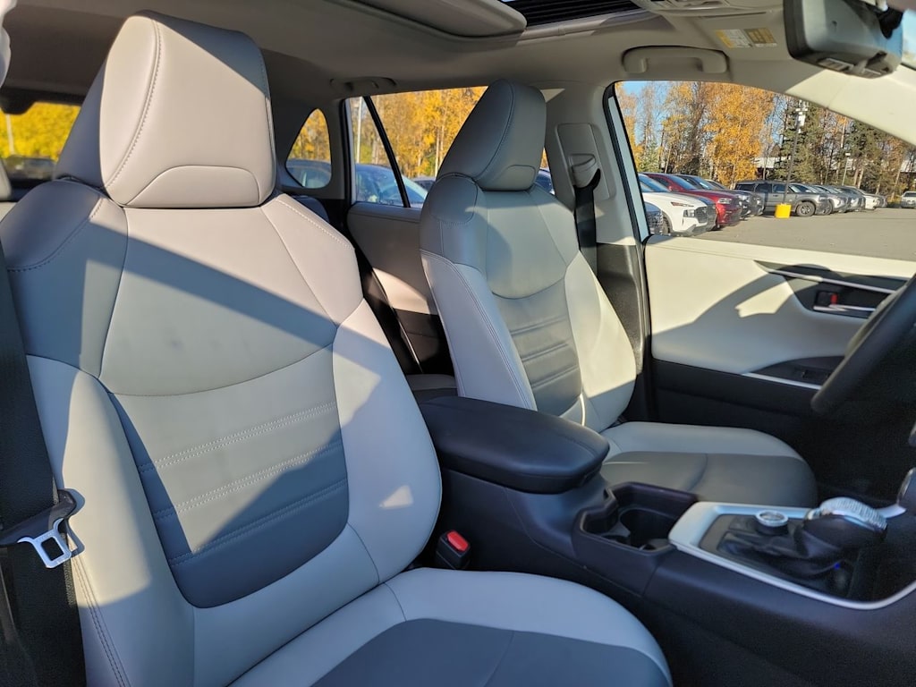 Thumbnail: 2021 Toyota RAV4 - 10