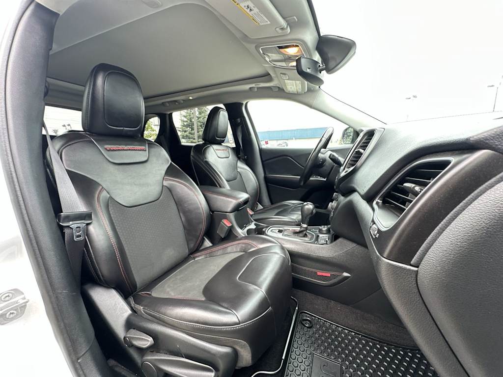 Thumbnail: 2019 Jeep Cherokee - 21