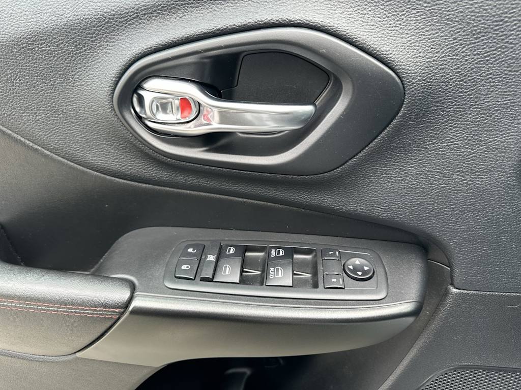 Thumbnail: 2019 Jeep Cherokee - 16