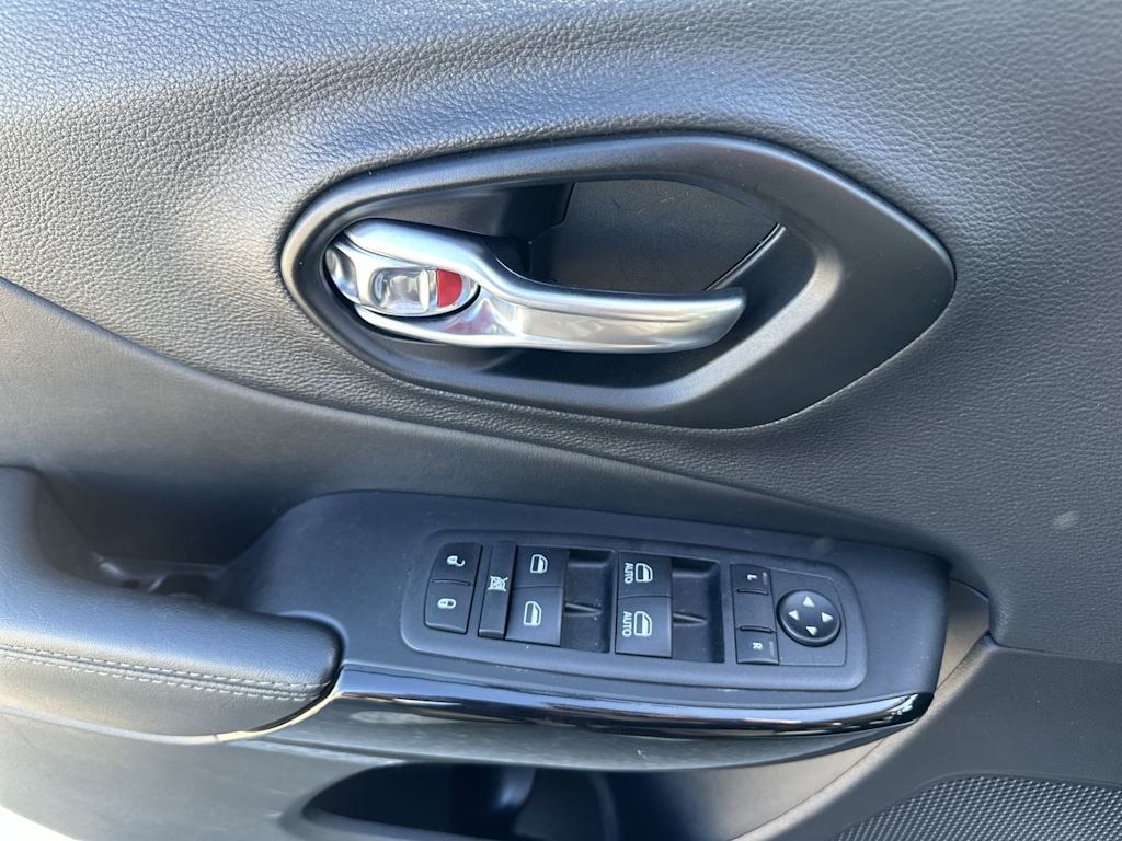 Thumbnail: 2023 Jeep Cherokee - 18