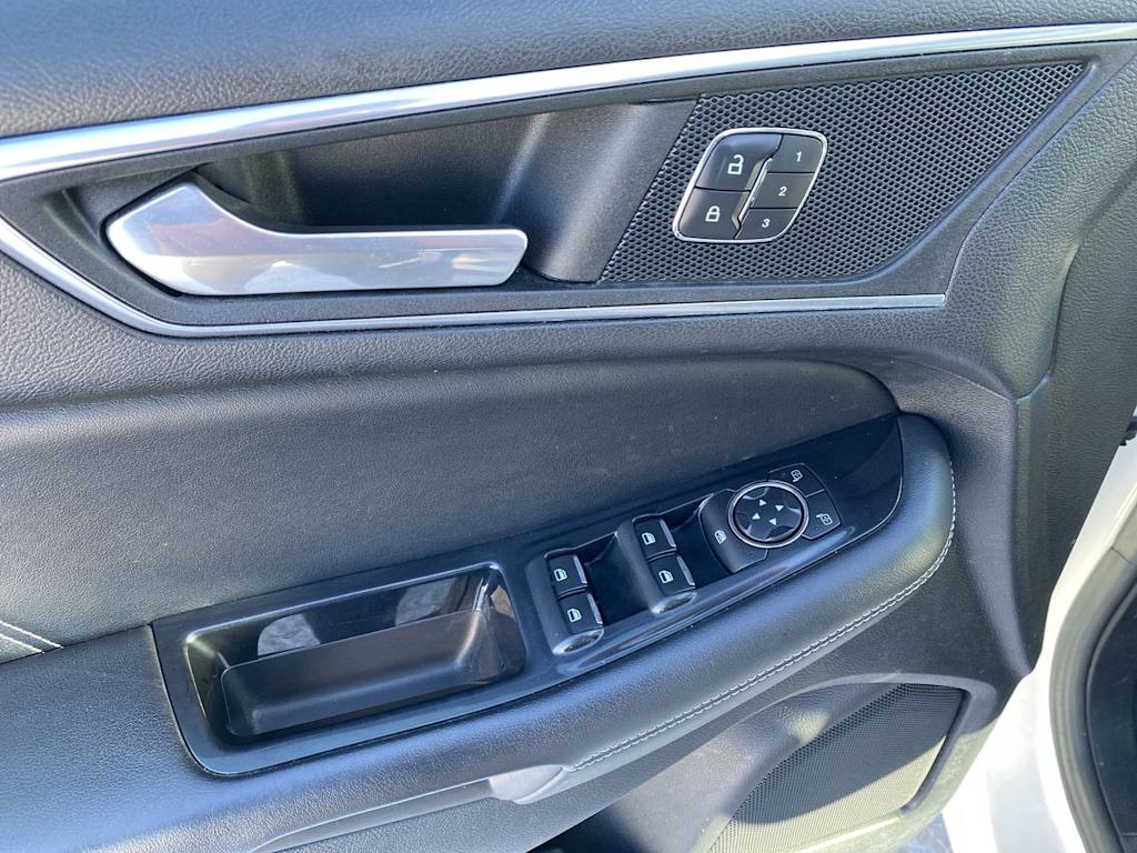 Thumbnail: 2015 Ford Edge - 23