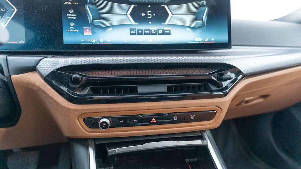 Thumbnail: 2025 BMW 3 Series - 13