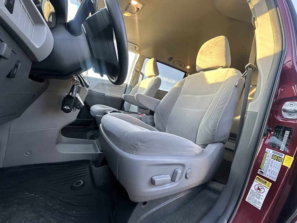 Thumbnail: 2017 Toyota Sienna - 6