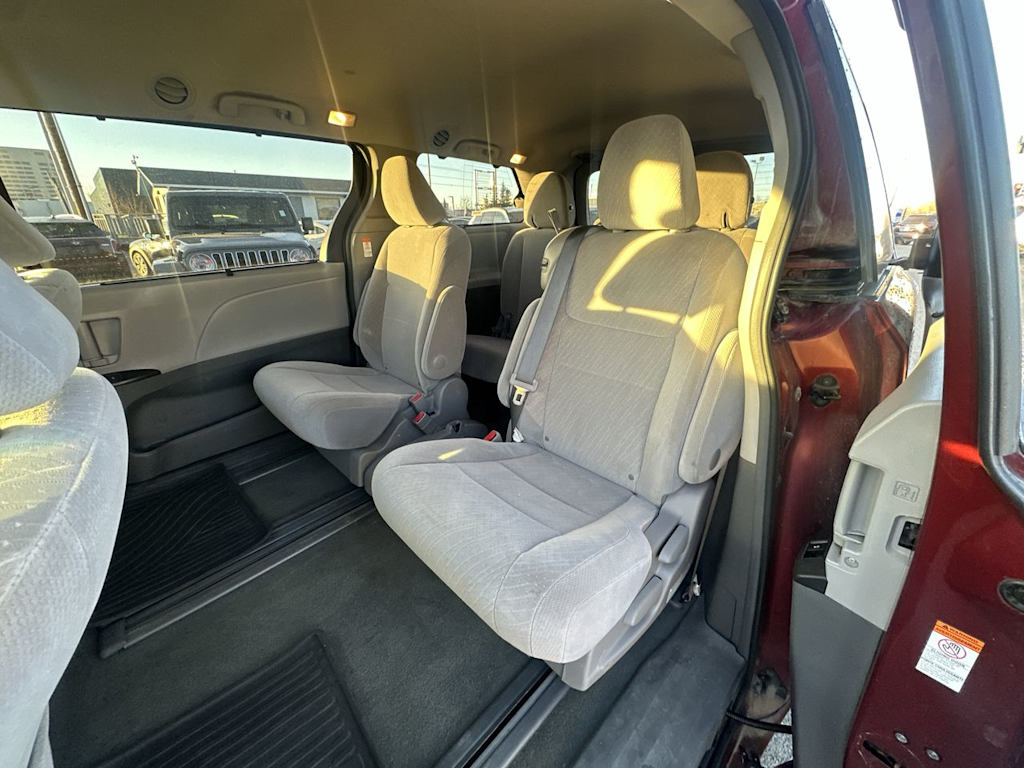 Thumbnail: 2017 Toyota Sienna - 7