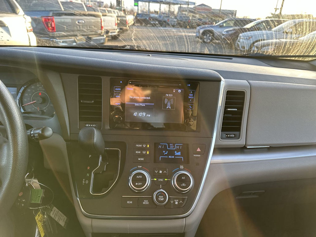 Thumbnail: 2017 Toyota Sienna - 17