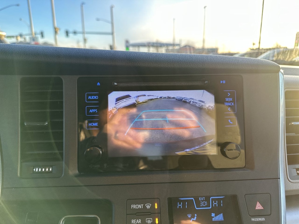 Thumbnail: 2017 Toyota Sienna - 16