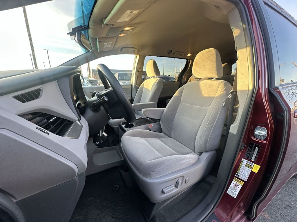 Thumbnail: 2017 Toyota Sienna - 5