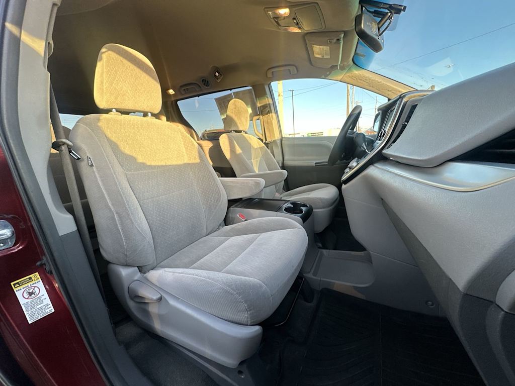 Thumbnail: 2017 Toyota Sienna - 21