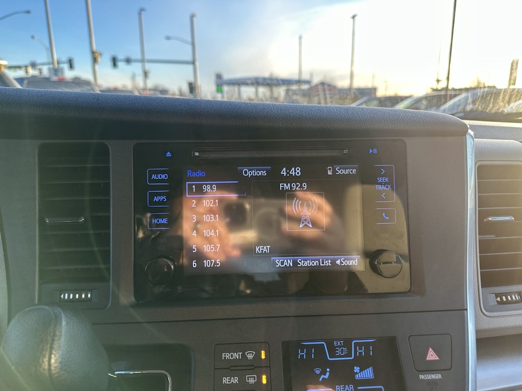 Thumbnail: 2017 Toyota Sienna - 8