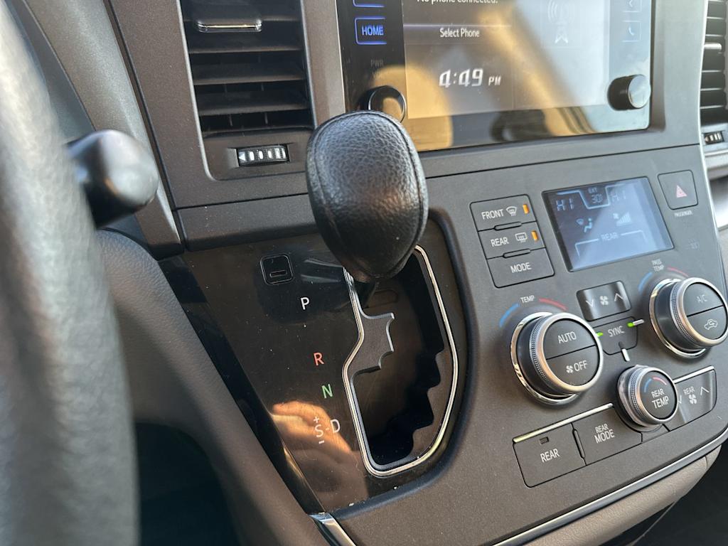 Thumbnail: 2017 Toyota Sienna - 9