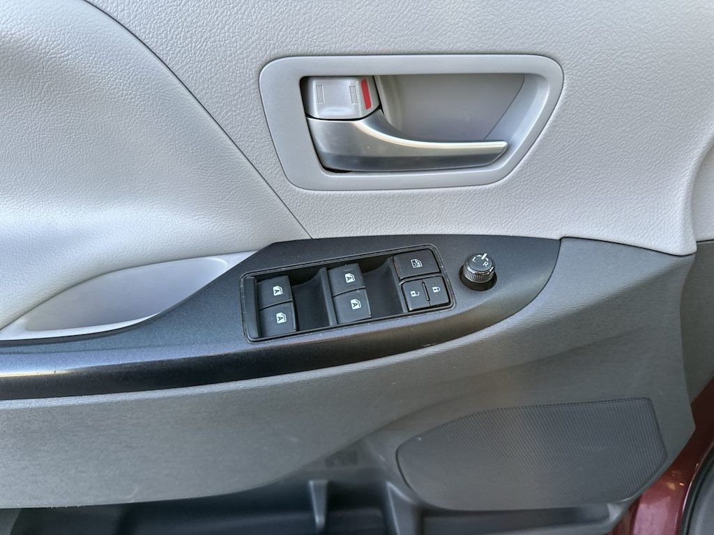 Thumbnail: 2017 Toyota Sienna - 15