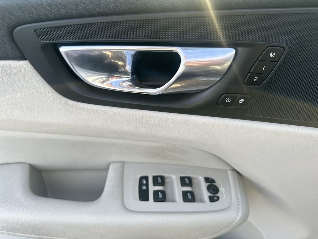 Thumbnail: 2022 Volvo XC60 - 14