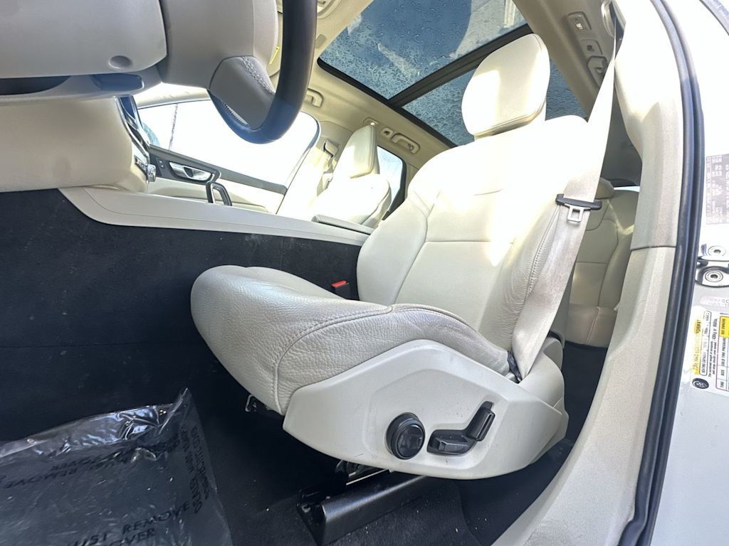 Thumbnail: 2022 Volvo XC60 - 12