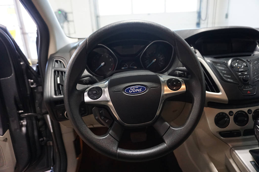 2012 Ford Focus SE 2