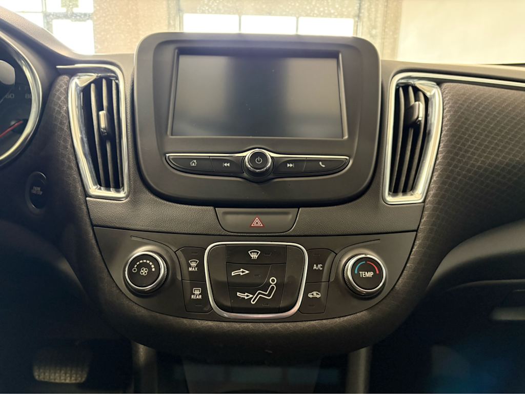 Thumbnail: 2018 Chevrolet Malibu - 10