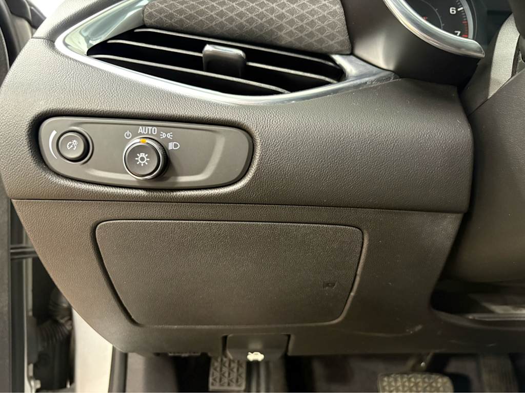 Thumbnail: 2018 Chevrolet Malibu - 28