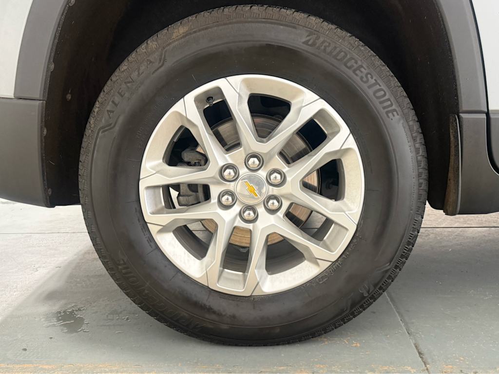 Thumbnail: 2023 Chevrolet Traverse - 17