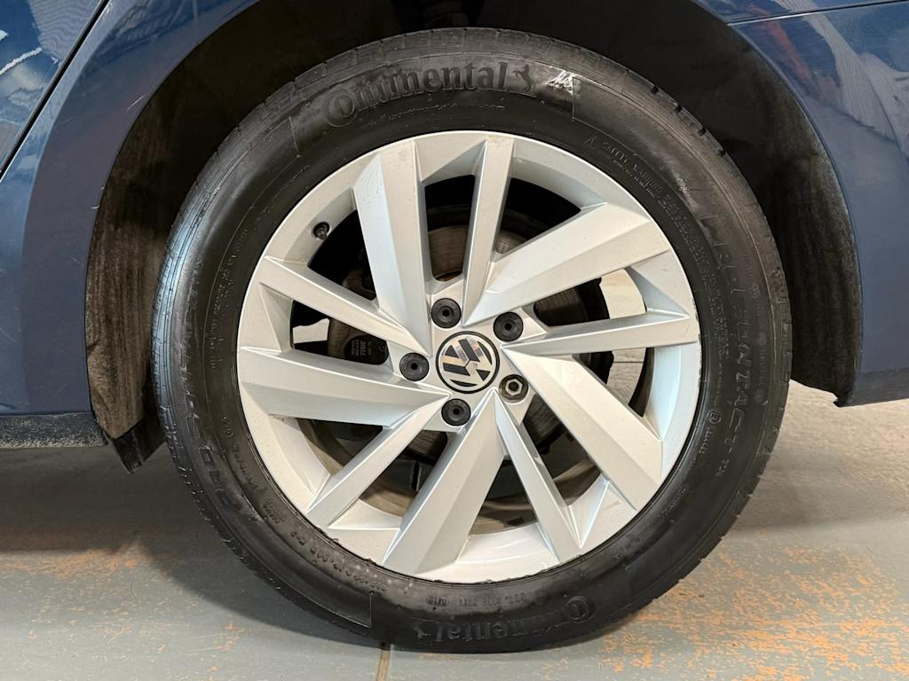 Thumbnail: 2018 Volkswagen Passat - 16