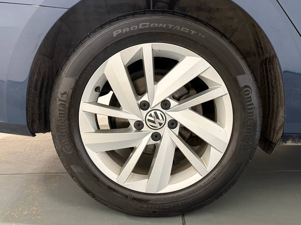 Thumbnail: 2018 Volkswagen Passat - 17