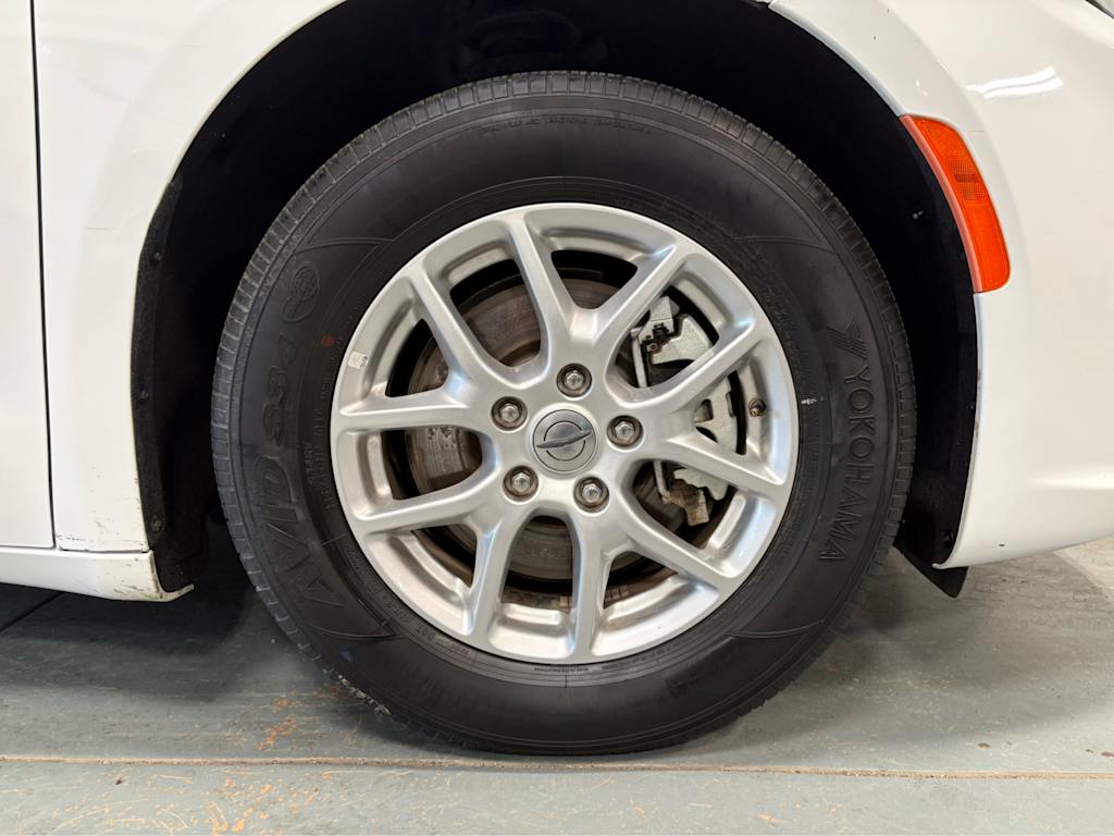 Thumbnail: 2023 Chrysler Pacifica - 17