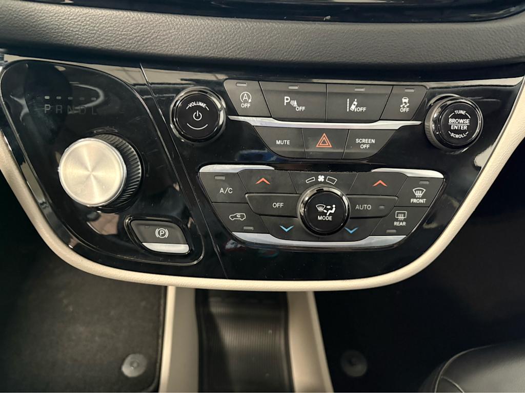 Thumbnail: 2023 Chrysler Pacifica - 25