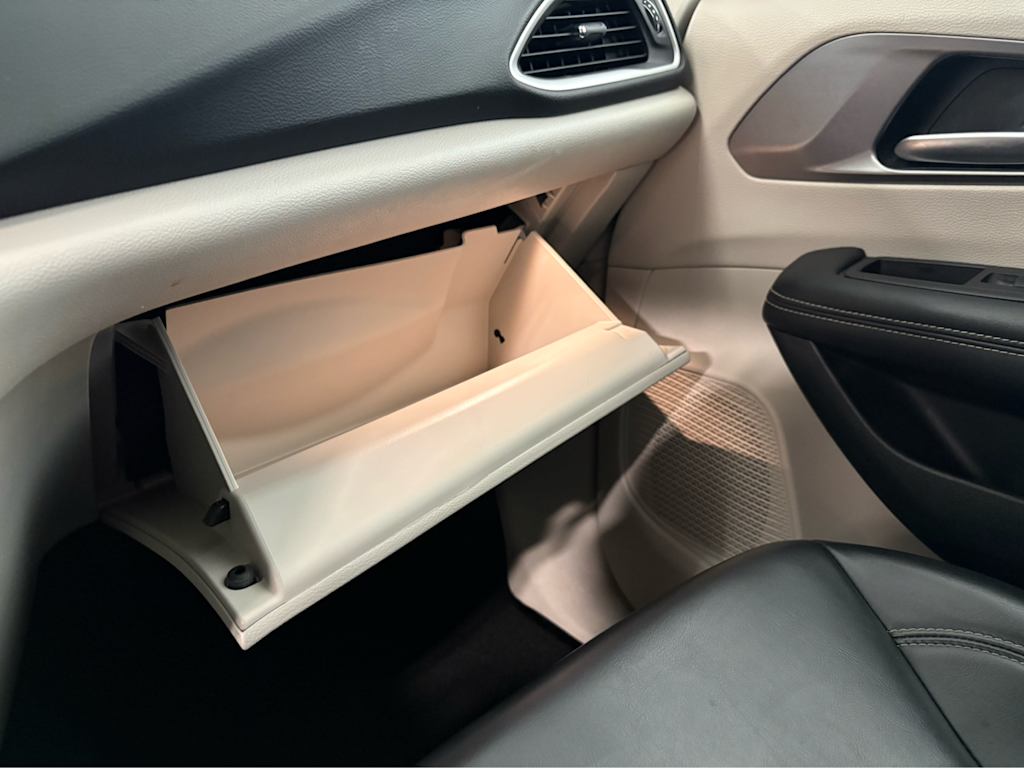 Thumbnail: 2023 Chrysler Pacifica - 32