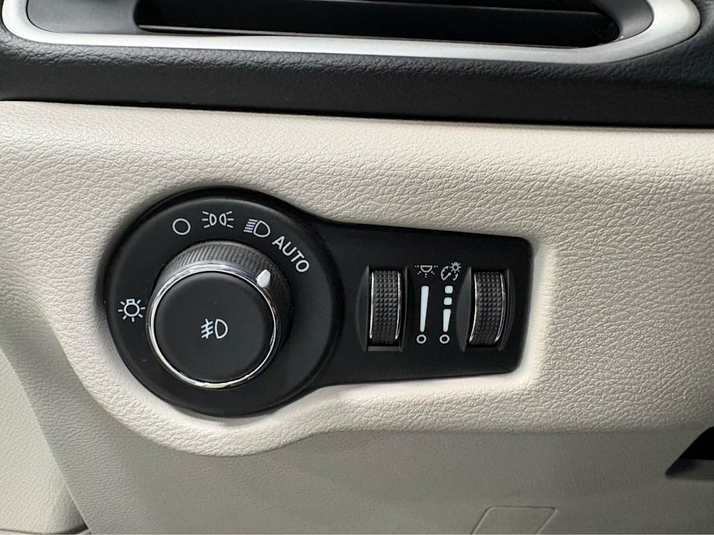 Thumbnail: 2023 Chrysler Pacifica - 33